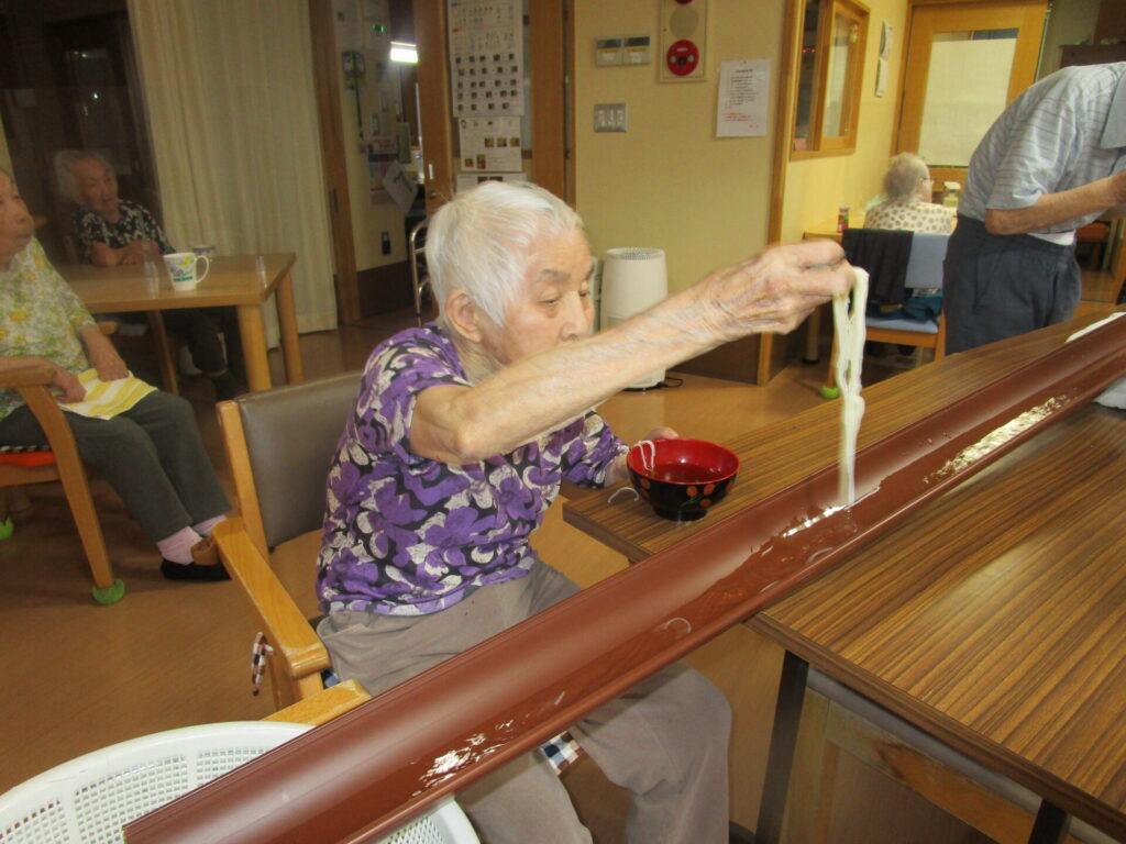 夏といえば流しそうめん 社会福祉法人やまなし勤労者福祉会