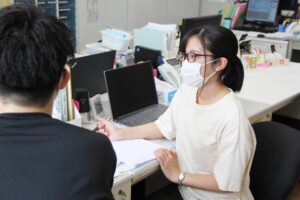 先輩職員と一緒に悩み、学べる職場